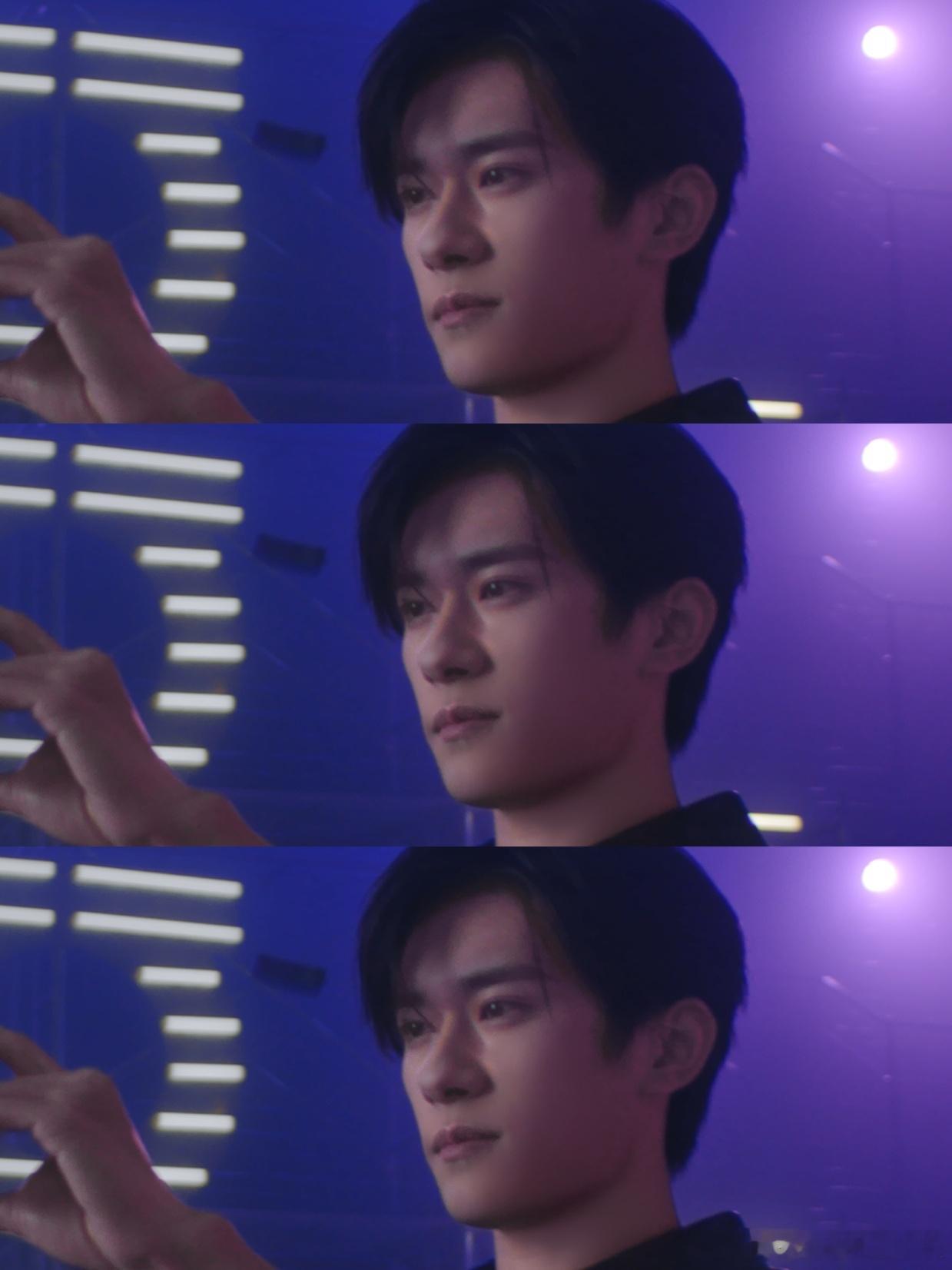 易烊千玺自成焦点易烊千玺耀目双星 九敏，这身黑皮衣和他的眼神是配套的吧？坚定又干