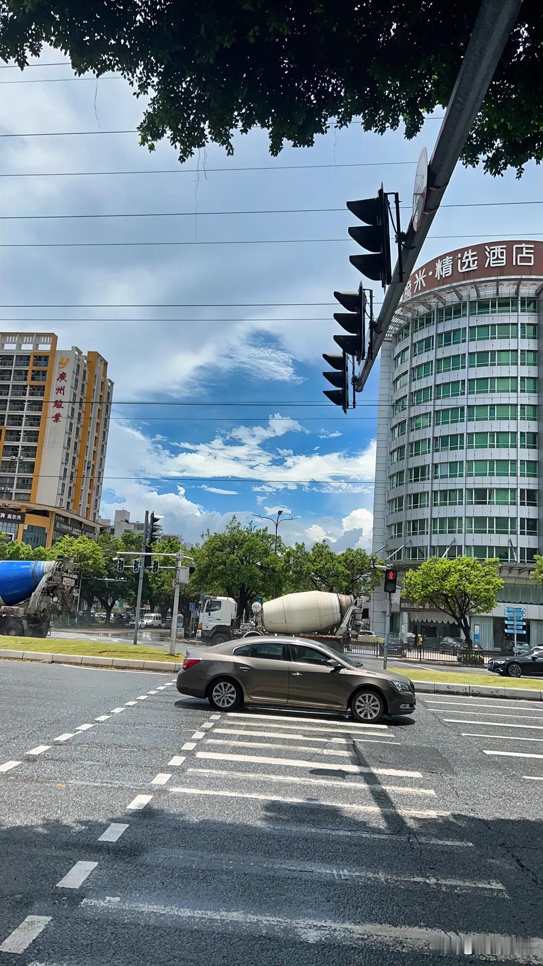 #夏日生活打卡季#
最近大广州的天气，
总是一段阳光一阵雨，
吃饭之前大暴雨，吃
