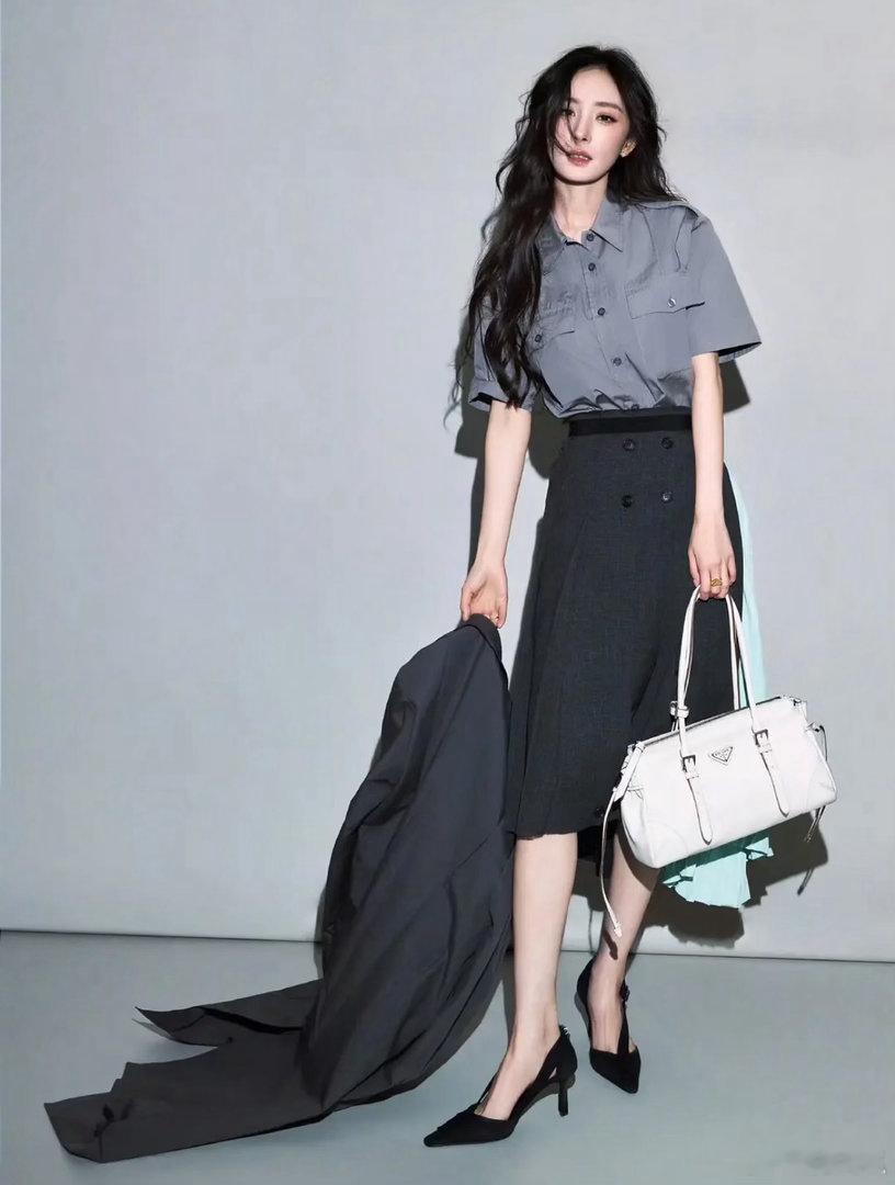 内娱最适合Prada的女明星就是杨幂，每次出图都很惊艳，时尚洋气这块从没输过