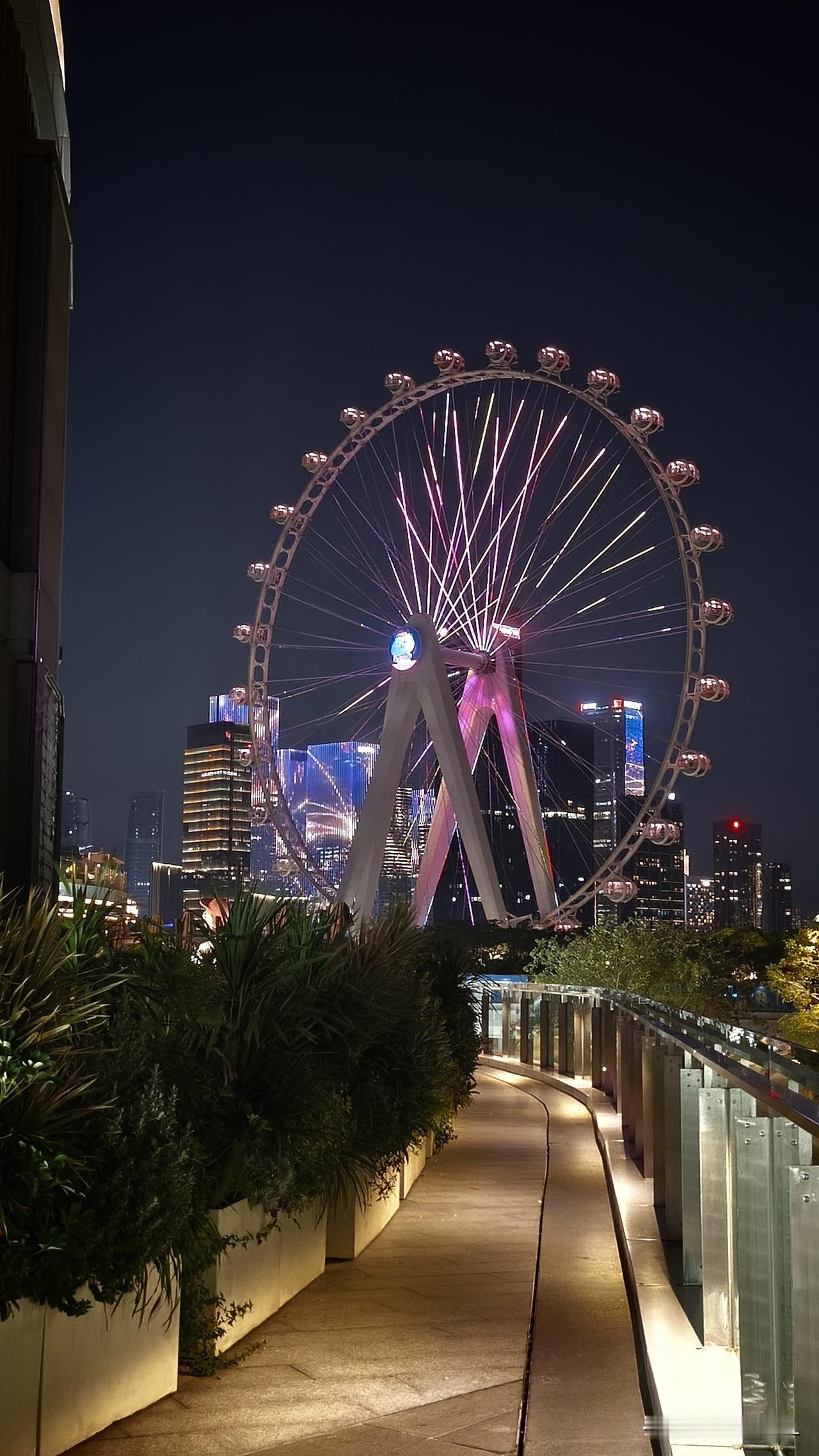 城市街景，风光旖旎。
从白天到黑夜，各有魅力。