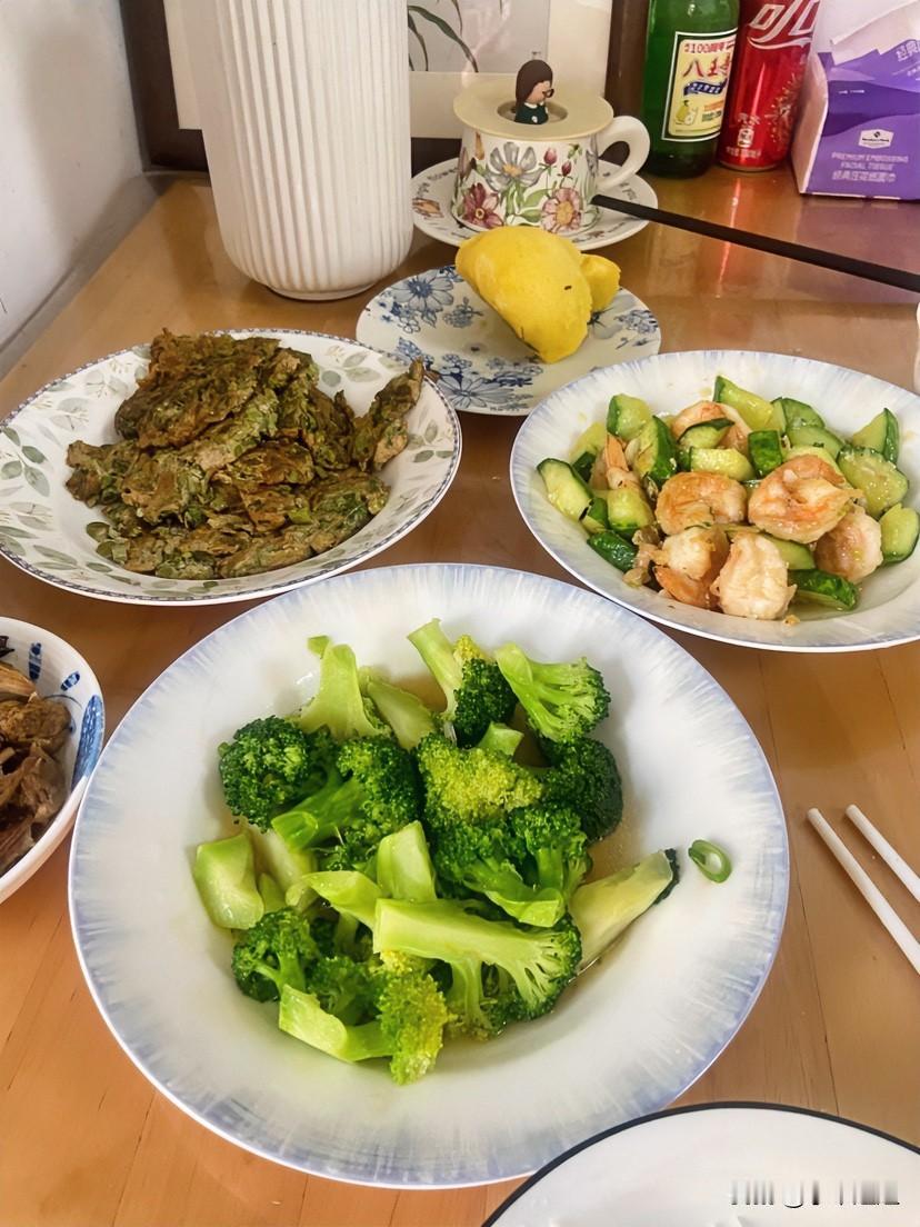 今天晚饭，炒了香椿鸡蛋！虾仁炒黄瓜！素炒西兰花！也是家常便饭！
不知道这样的饭菜