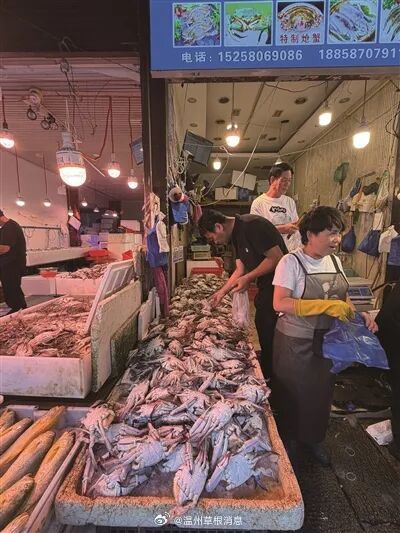 【梭子蟹价格“腰斩”了】小开渔后大量海鲜上市，温州梭子蟹价格迎来腰斩，跌至全年低