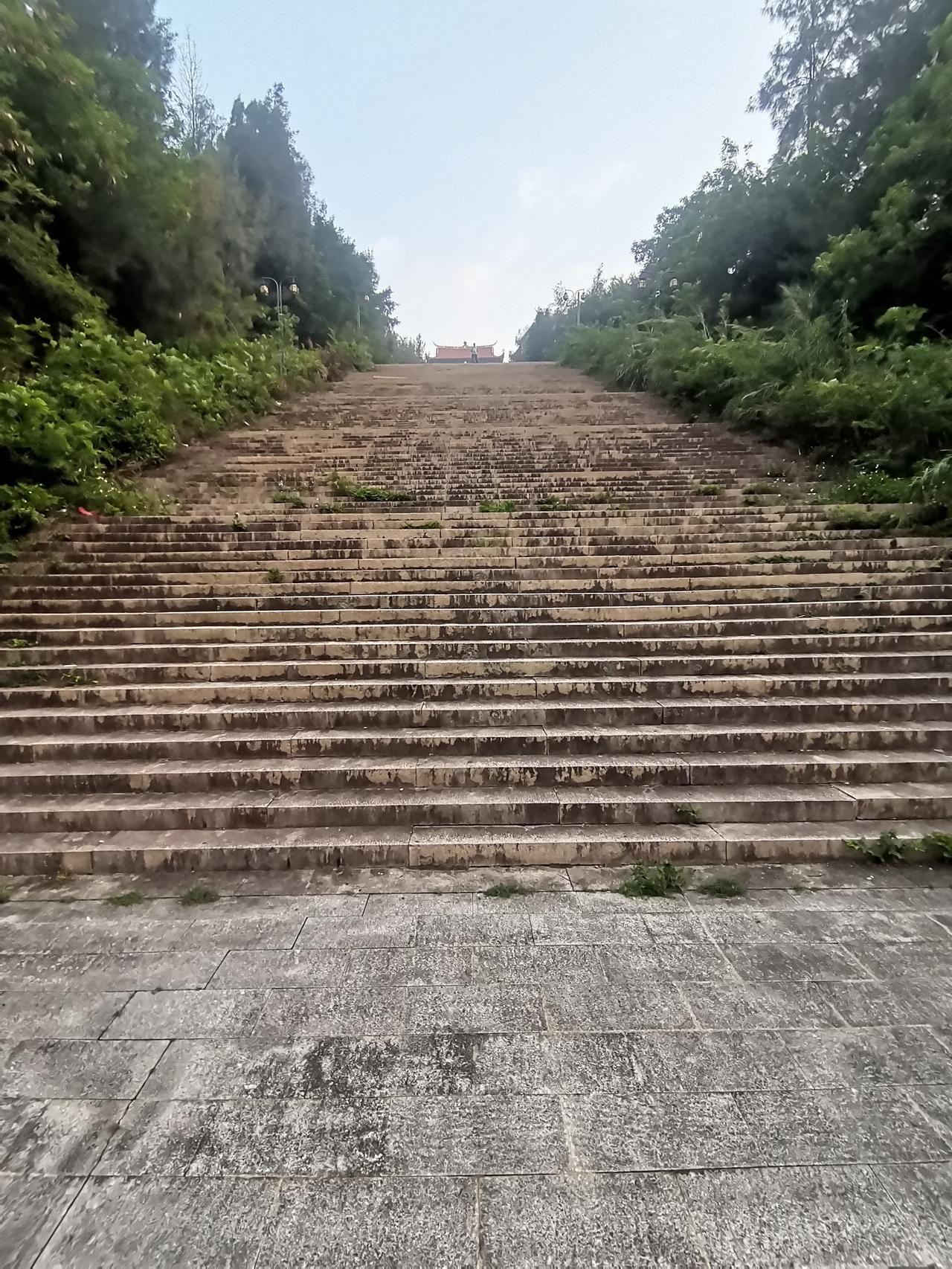 粤语《笑看风云》汪小敏.
吴航十二景之一龙角峰寺庙《龙角含烟》：
聚天地之灵气，