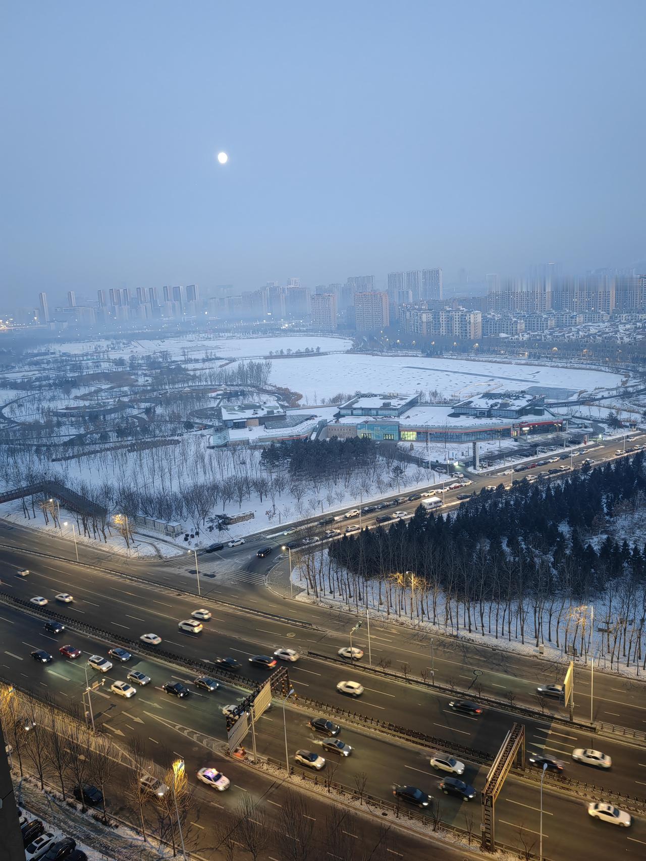 冬日生活打卡季 冬日清晨，一边是圆月高悬、一边是朝阳冉冉