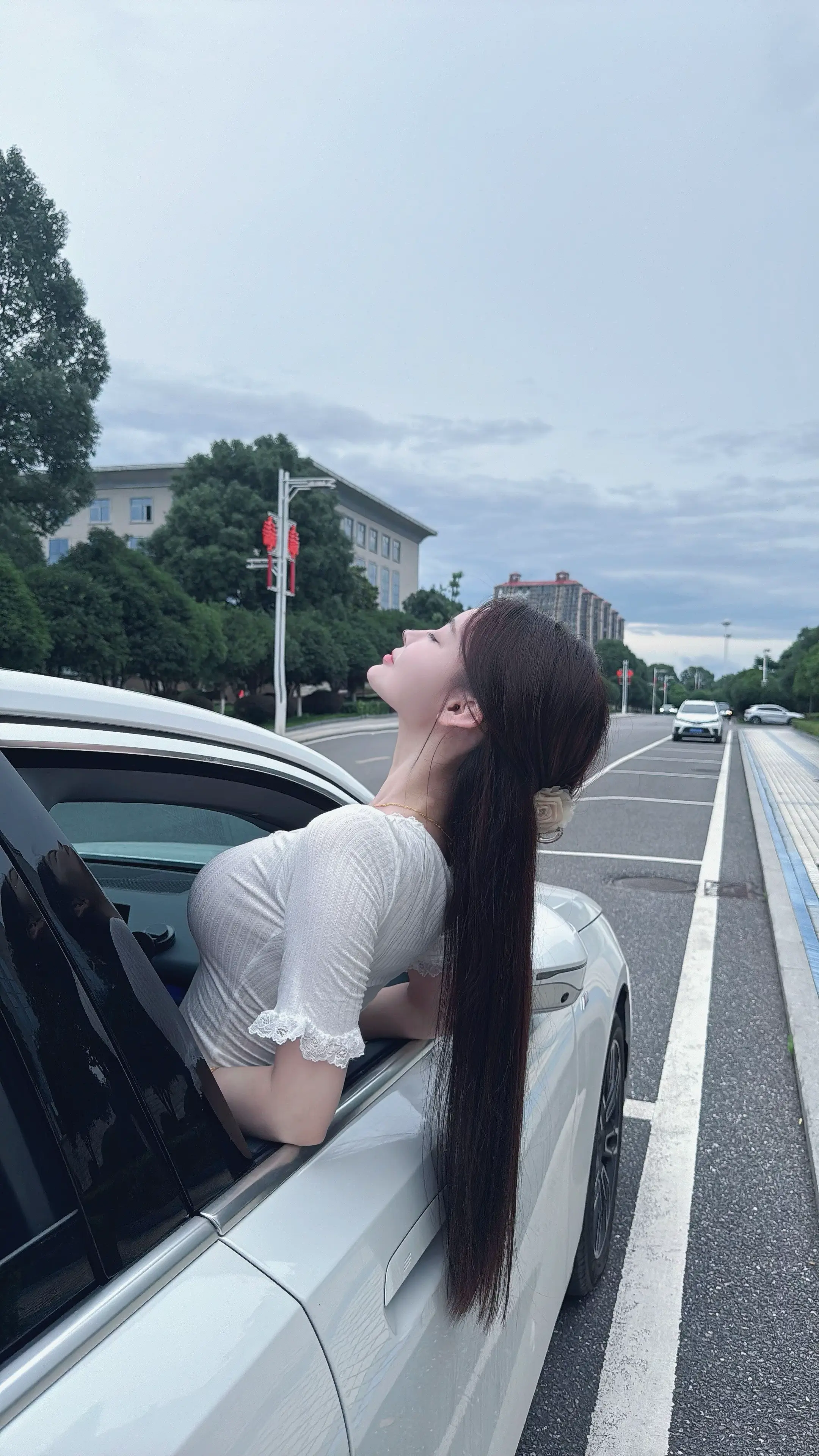 想也想不通。不如出门去吹吹风