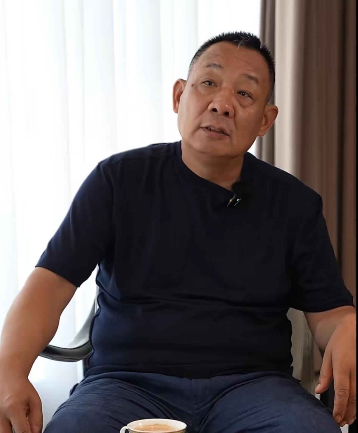 于东来啊于东来，
你真是糊涂啊！
胖东来现在这么火，你怎么就想不开，非要替韩红发