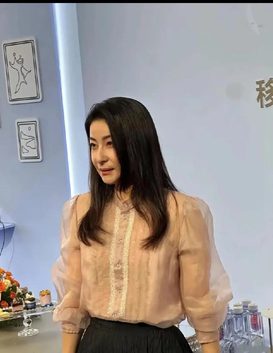 郭晶晶现身北京水立方，一袭万元粉色衬衫温婉知性，美得直击心灵


5月15日，有