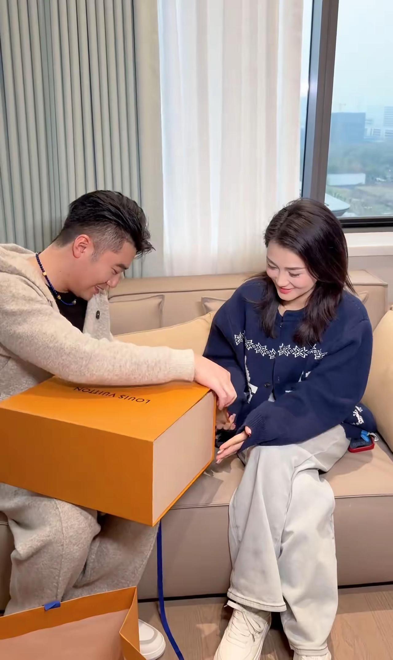 收到尹杰的礼物啦加油 果然懂女人，选的的礼物非常好，很喜欢