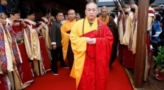 袈裟下的资本有多惊人？释永信 16 岁出家，22 岁执掌少林寺，身穿 16 万袈