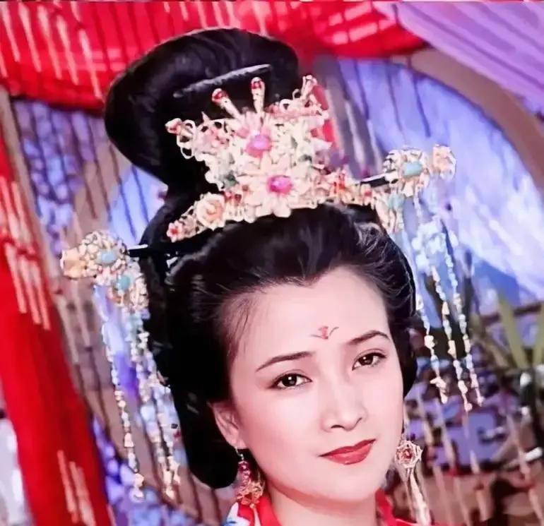 别再问为什么是她家了。
 
她父亲倒在脑溢血里。她母亲被同样的阴影带走。姐姐何晴