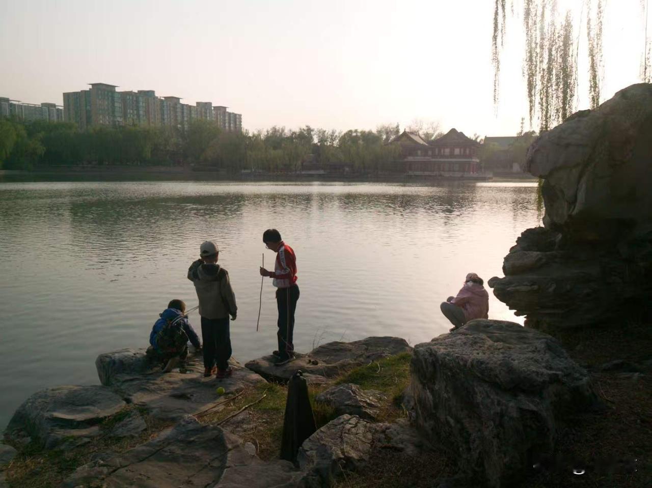 春水流
一江春水向东流，
小童看景蹲岸头。
时有跳鱼翻波浪，
请续句……
（妈妈