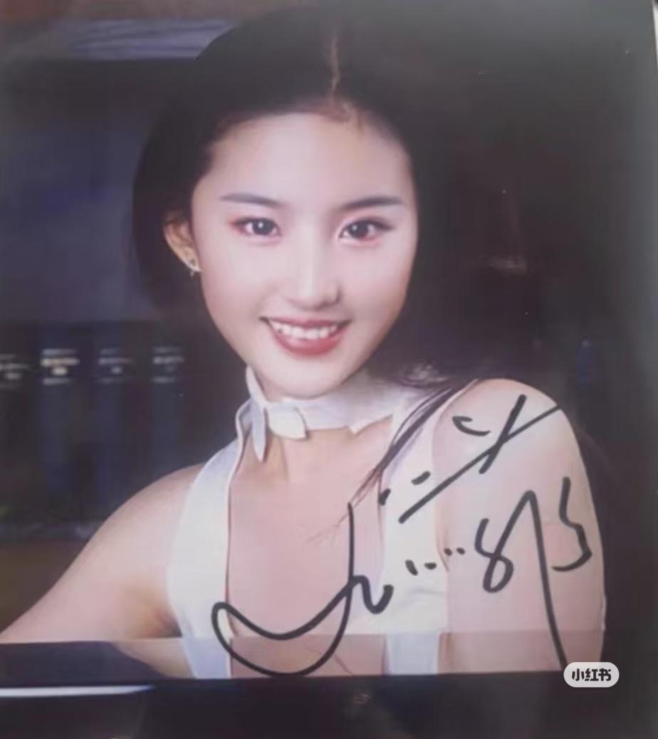 真可爱的一张照片[不愧是你]从小美到大谁都不敢像刘亦菲一样说出口[不愧是你] ​
