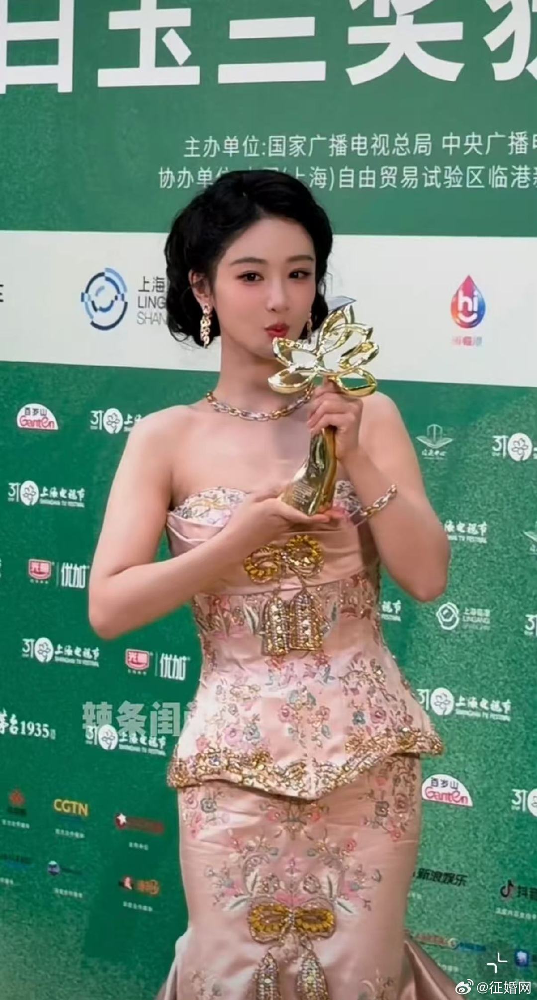 杨紫  杨紫亲吻白玉兰奖杯杨紫亲吻奖杯哈哈哈哈 这个杨紫完全萌物来的～ 