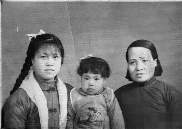 1944年正月，天寒地冻，伪军把一个奄奄一息，光着身子的少女扔在乱石堆上！几条野