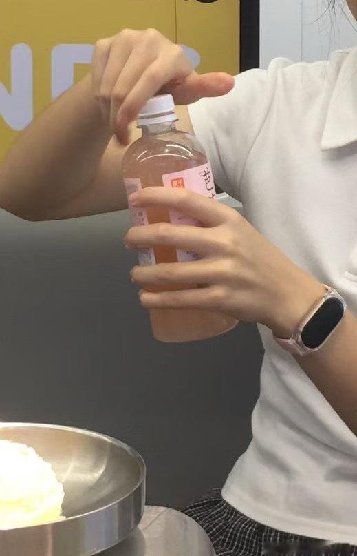 感觉我的手好好看呀嘿嘿😍（容我自恋一下） 