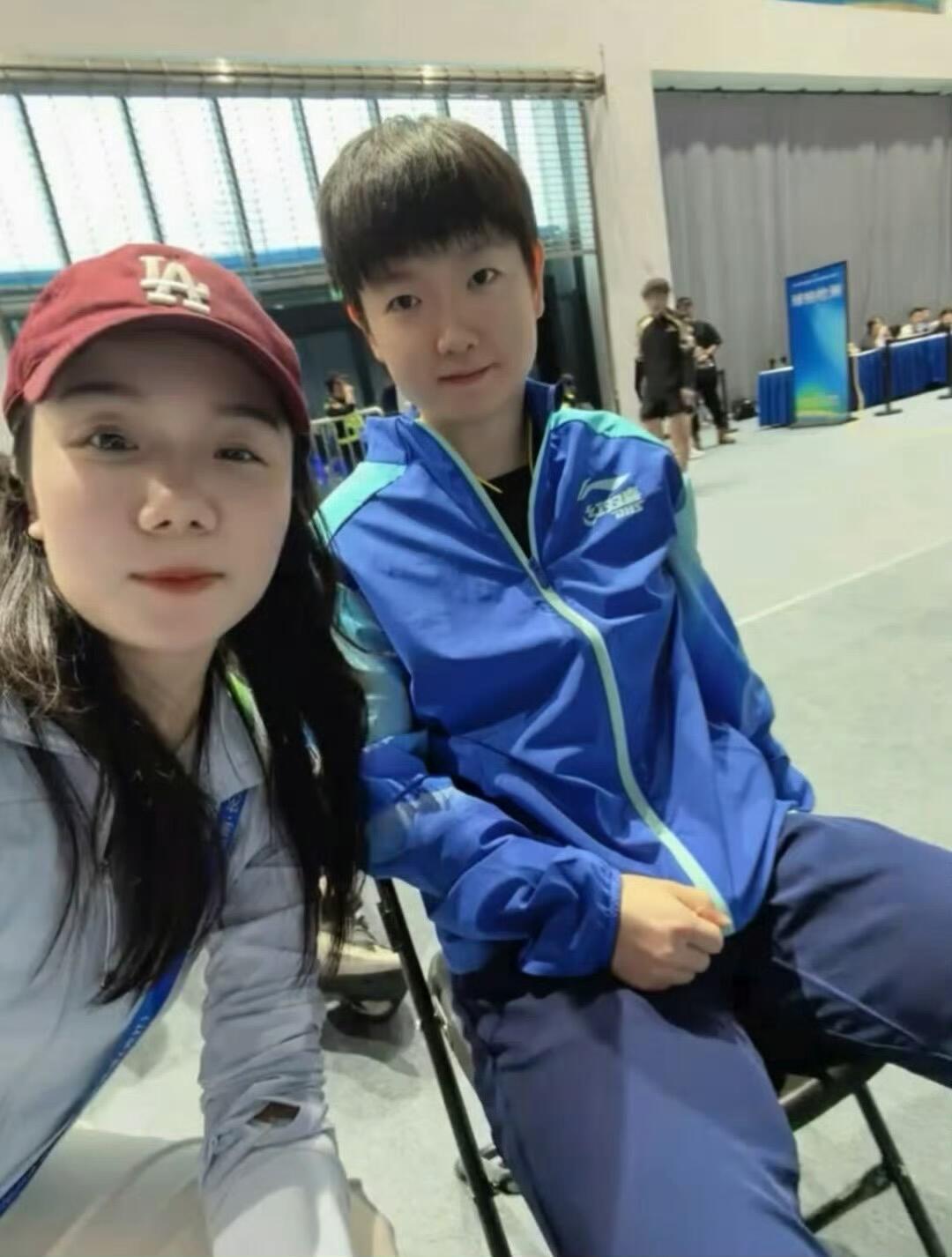 孙颖莎和河北队教练许丛珊合影