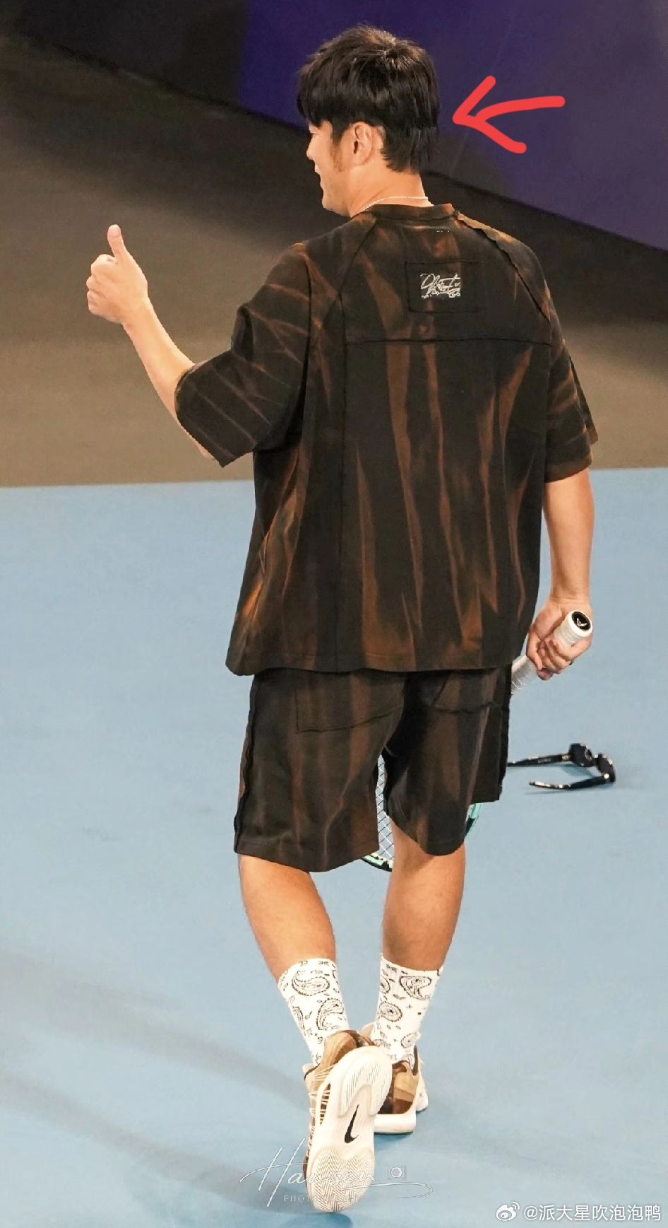 真是怕啥来啥！周杰伦这次受邀去参加澳网，原本还想好好的秀一把准备已久的球技。哪知