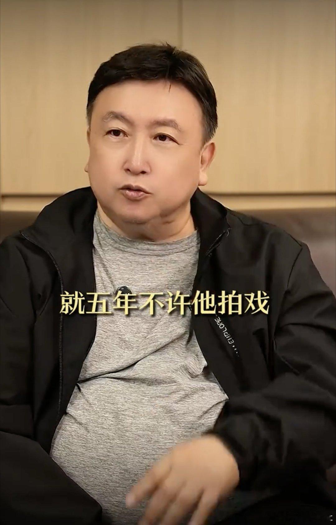 向佐近年無懼外界輿論和目光，屢次挑戰大膽女裝造型，比其影視作品獲得更多關注。日前
