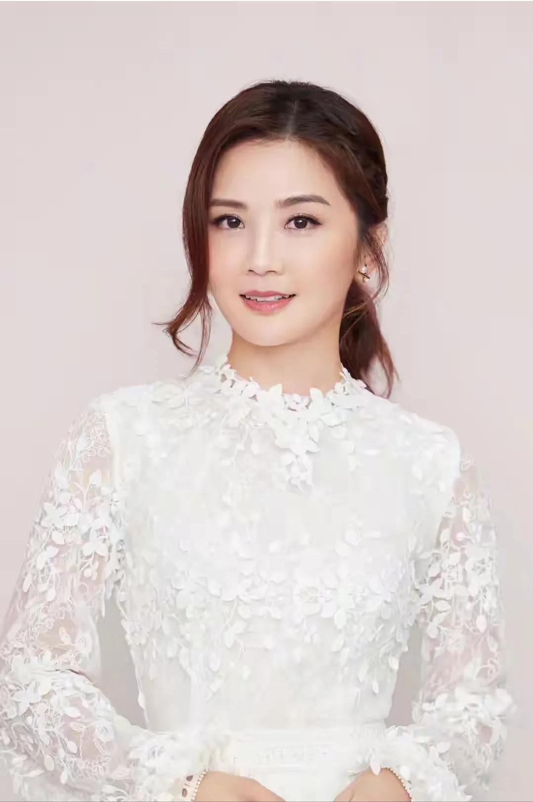 当年，郑中基疑惑地问女友蔡卓妍:“我们都同居了两年，为什么还不结婚？”蔡卓妍说: