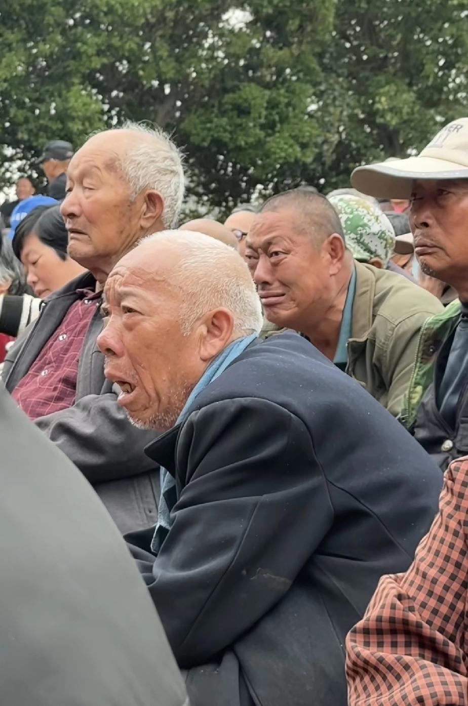 人无聊 很有趣
    这是河南豫剧青年团在山东演出《清风亭》剧目时，台下观众进