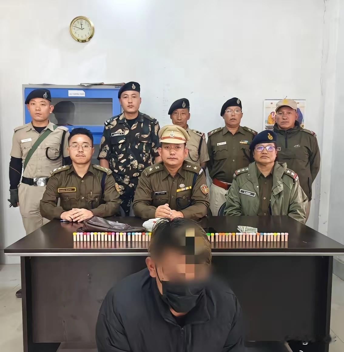 这是近日达旺地区伪警察部门审讯毒贩的现场照片，看他们的装扮，感觉跟印度的制服很接