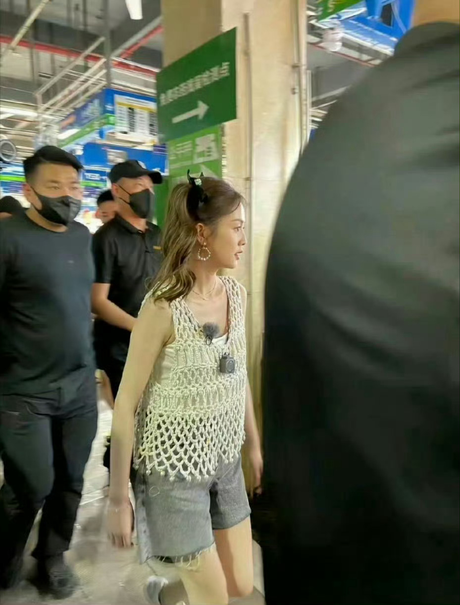 怎么这么多人说白鹿长相普通啊，生图这样还普通？ 放人群中一看就是女明星的存在。 