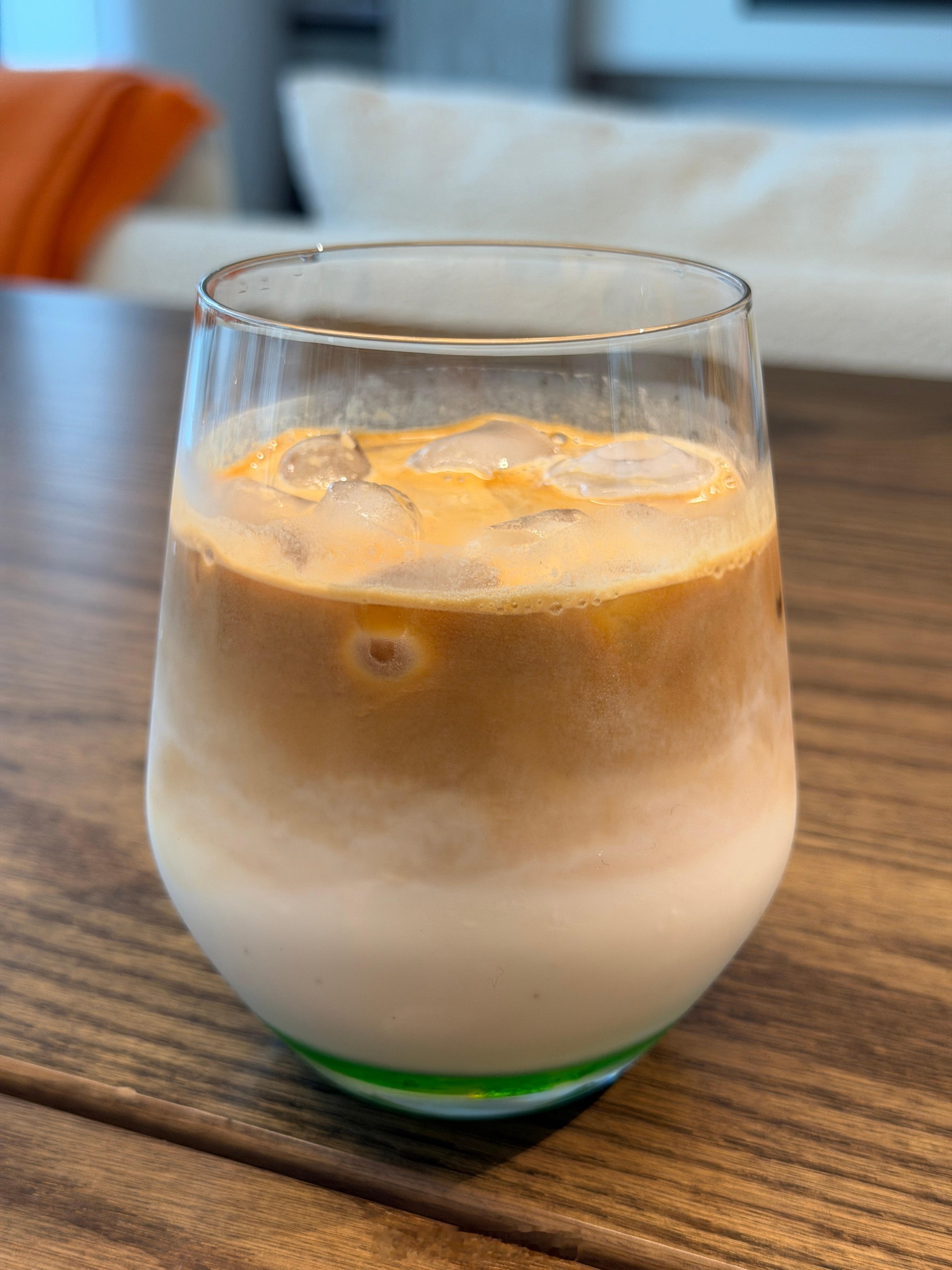 下午茶，来一杯薄荷海盐焦糖拿铁[酷] ​​​