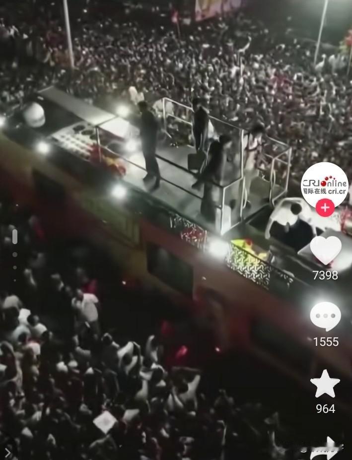 印度踩踏事件，
无非是人多，加上没办法管理民众秩序。作为人口大国的中国，今年国庆