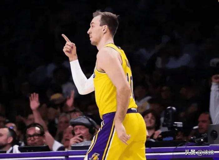 湖人102-104落后，最后5.4秒，斯玛特边线发球!

这记发球，直接串联起改