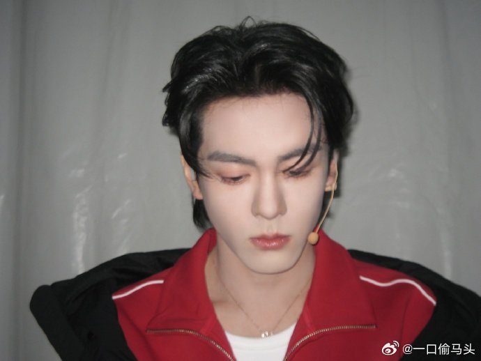 曾舜晞的私有时刻镜头前是帅气演员，私下里就是松弛感拉满的普通大男孩，没有精致包装