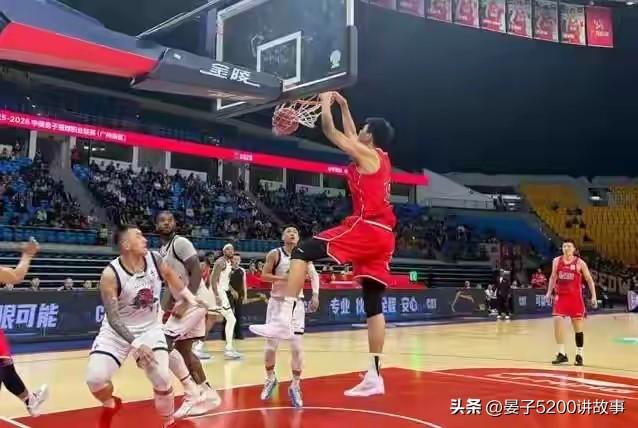 徐昕这小伙子，这两年的爱恨情仇还挺有看头。
上赛季他还温顺得很，隔扣、准绝杀后庆