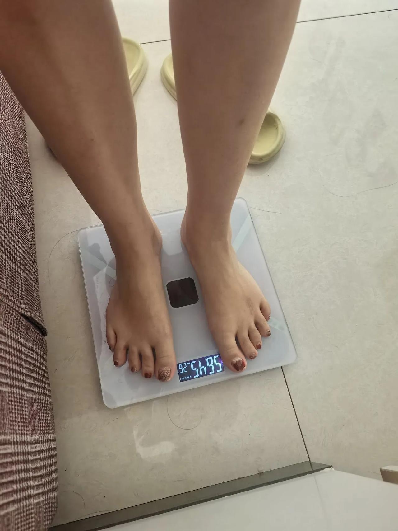 感谢坚持的自己，两个月瘦了将近15斤了。。
瘦下来后穿衣服好看了，人也变得自信了