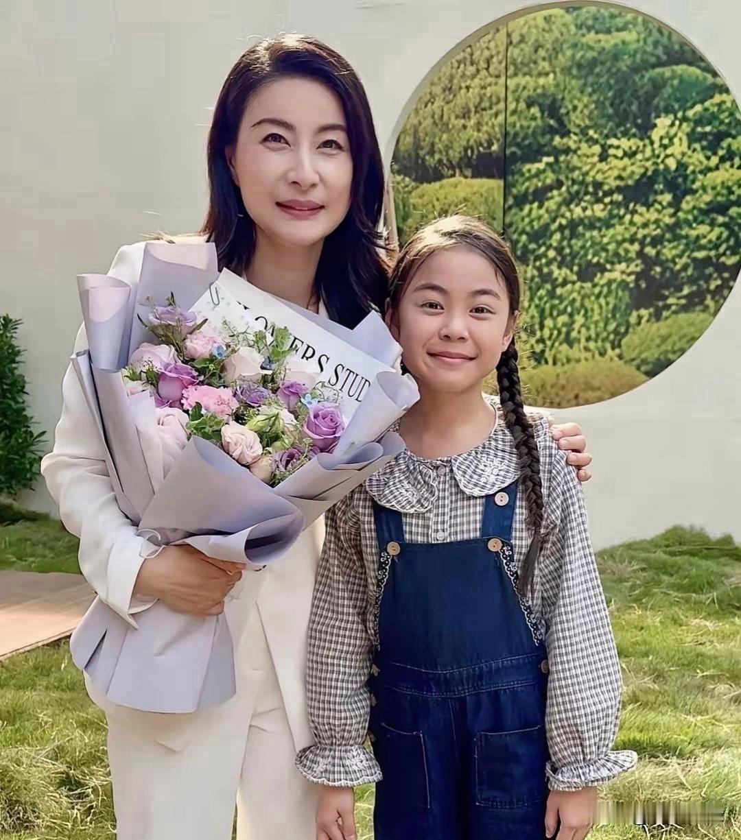 郭晶晶12岁的女儿霍中妍正脸照一曝光，网友都直呼基因太强大。小姑娘长着标准的鹅蛋