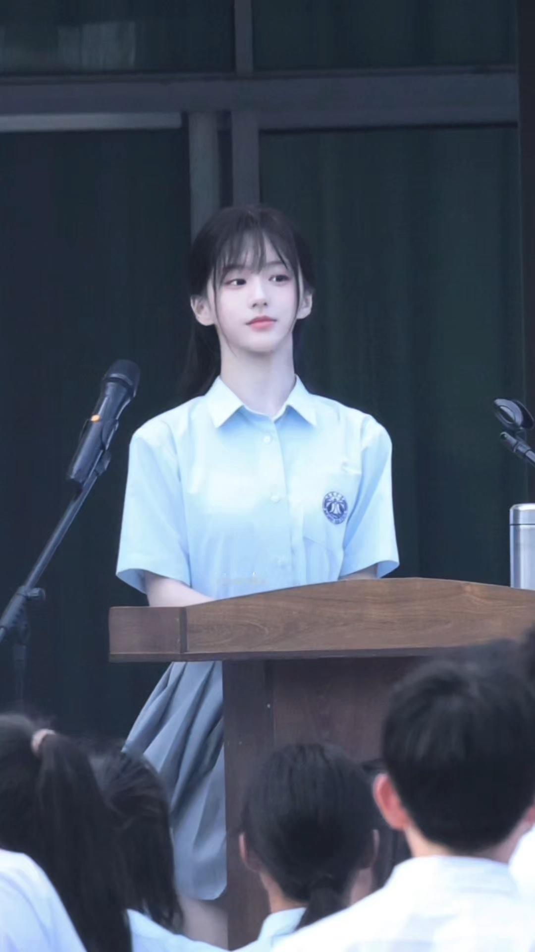 炽夏包上恩演技夏天当然是看现偶，包上恩的周挽清纯又美好，演技好有代入感，是学生时