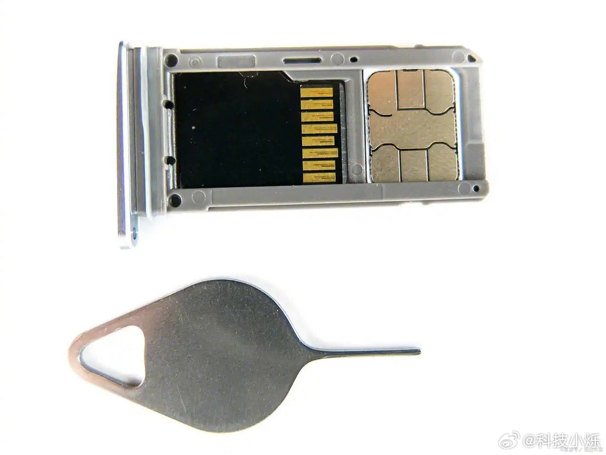 如今手机基本都取消了内存卡卡槽，一方面内存卡读写速度远不如内置高速闪存，装应用、