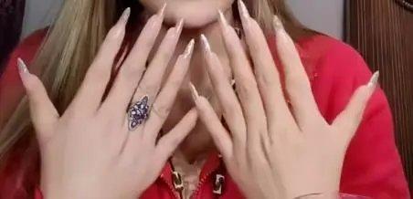 不是开玩笑，真的遇到难题了， 苦思冥想想了一天，我也没想明白，只好求助大神。
你