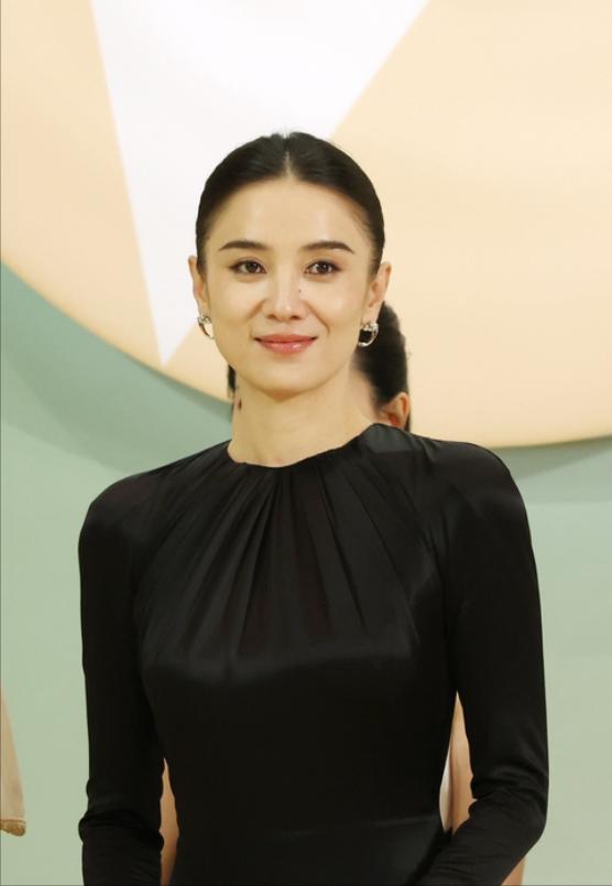 2025年，宋佳干了一件让整个娱乐圈都瞠目结舌的事——她居然在半年内，把中国电视