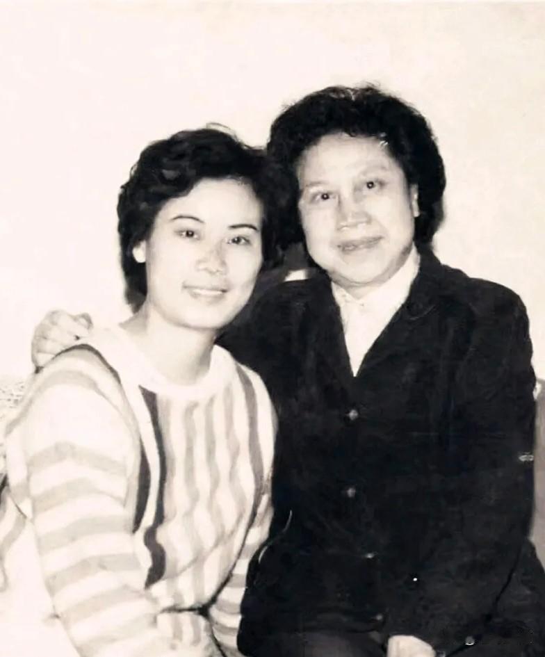 彼年，越剧宗师徐玉兰和她的得意弟子钱惠丽同框合影。忽然觉得，钱惠丽不仅嗓音酷似老