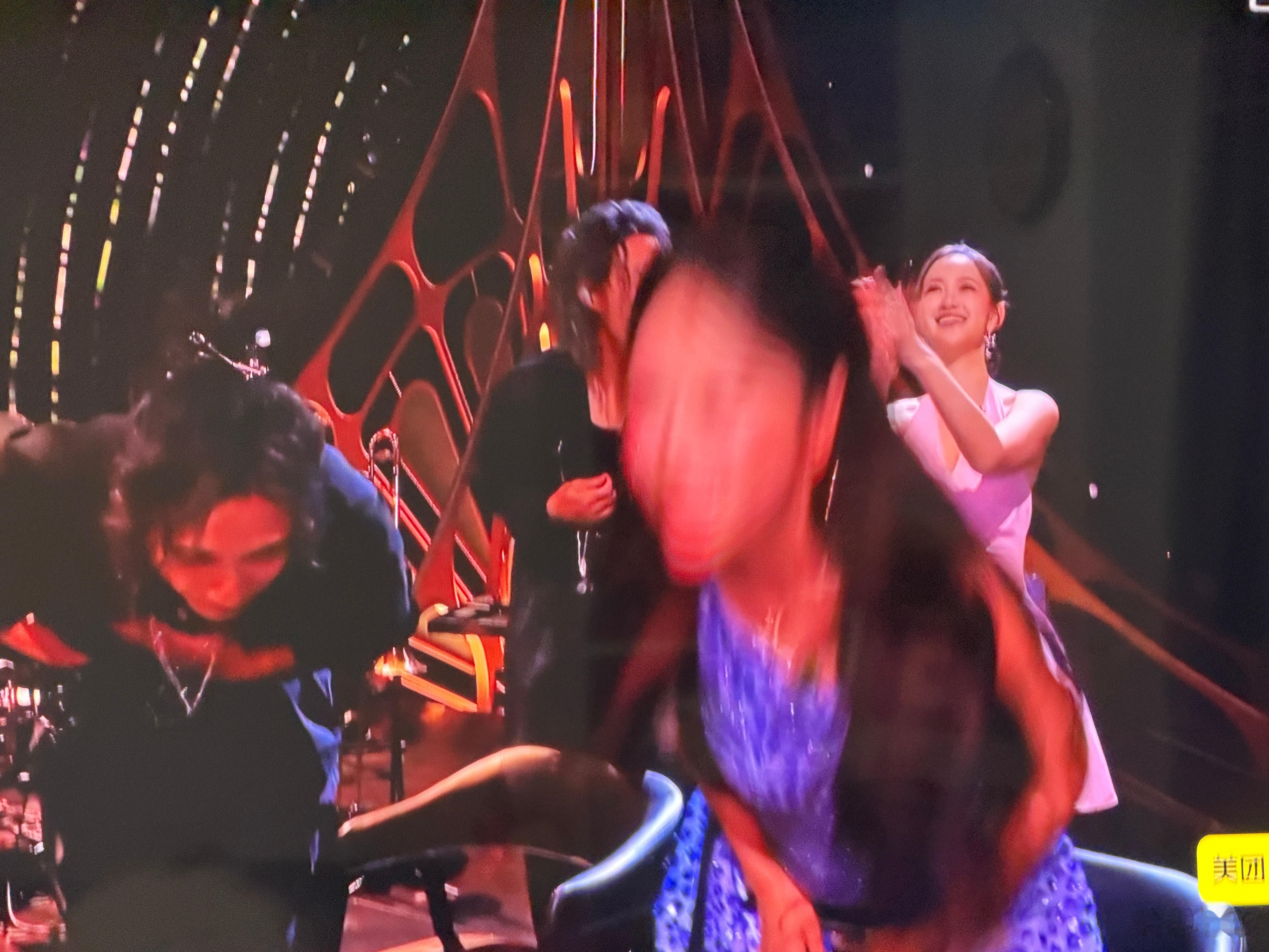 万妮达+旅行团乐队《我要走啦》唱得好好啊！差点听哭了。对不起照片拍虚了歌手直播