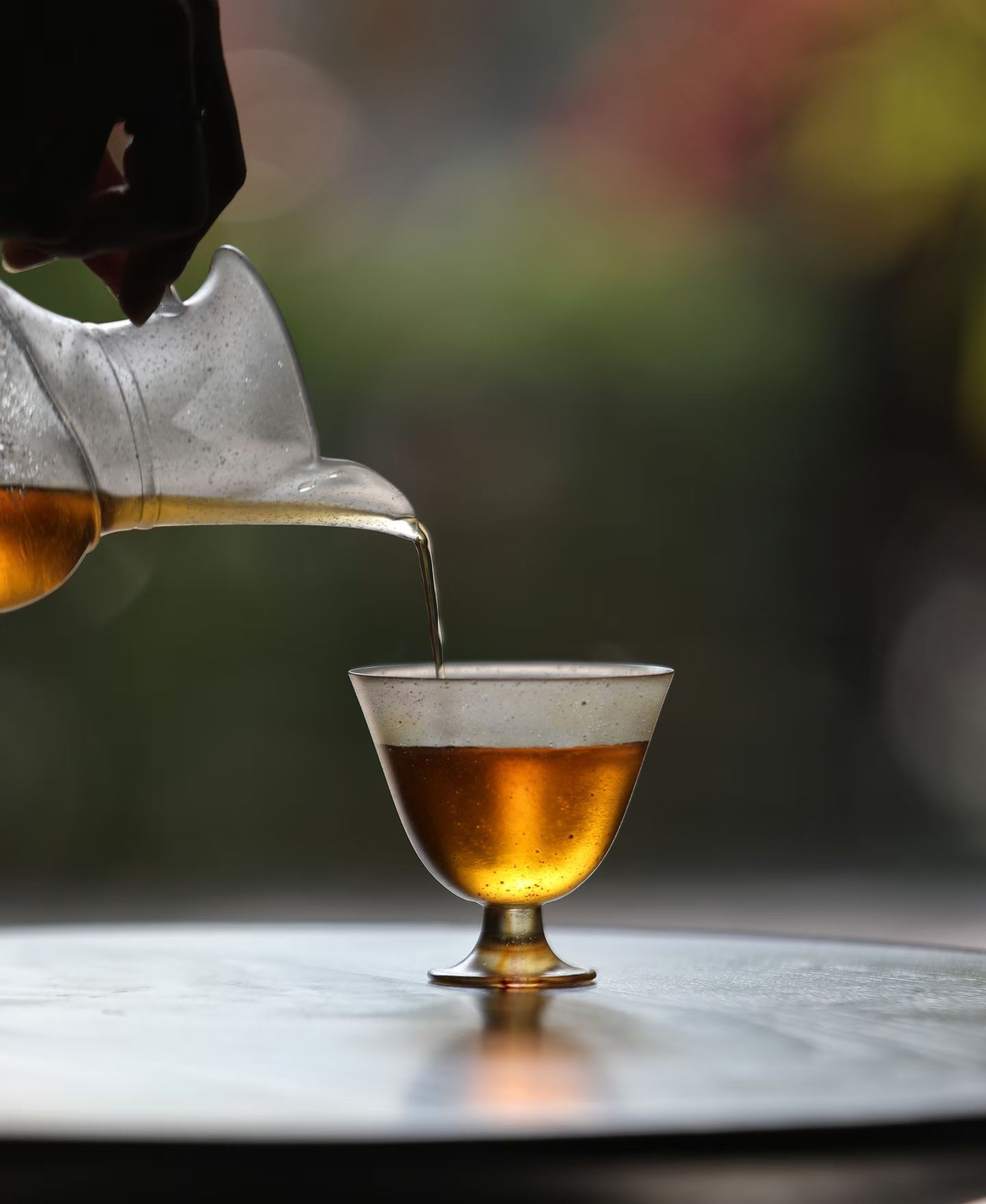 品茶赏器交友  长期泡茶，容易培养成一种良好的礼节习惯，久而久之，如待人处事一般