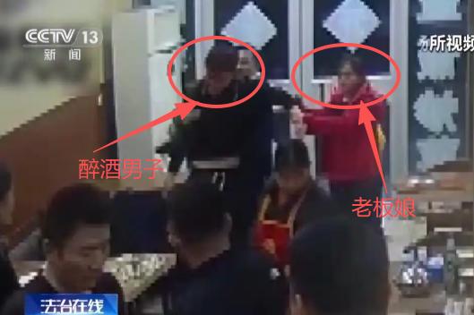 “正义虽迟但到！”山东一醉酒男子用桌角开酒瓶，遭老板娘劝阻后，竟施暴殴打对方。老