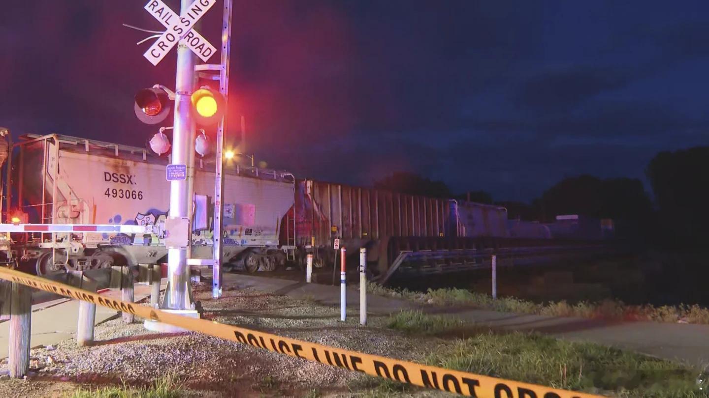 【俄亥俄州北部火车撞倒行人，造成 2 人死亡，至少 1 人失踪】（美联社）——当