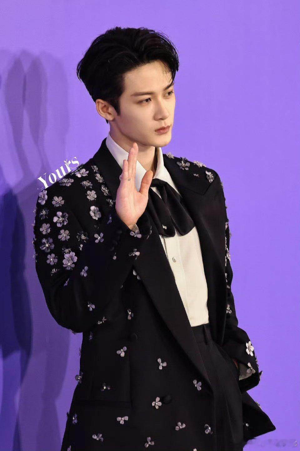 檀健次摸小酒窝的头 谁懂这种神仙追星体验！檀健次一来就锁定小酒窝，摸头杀温柔到犯