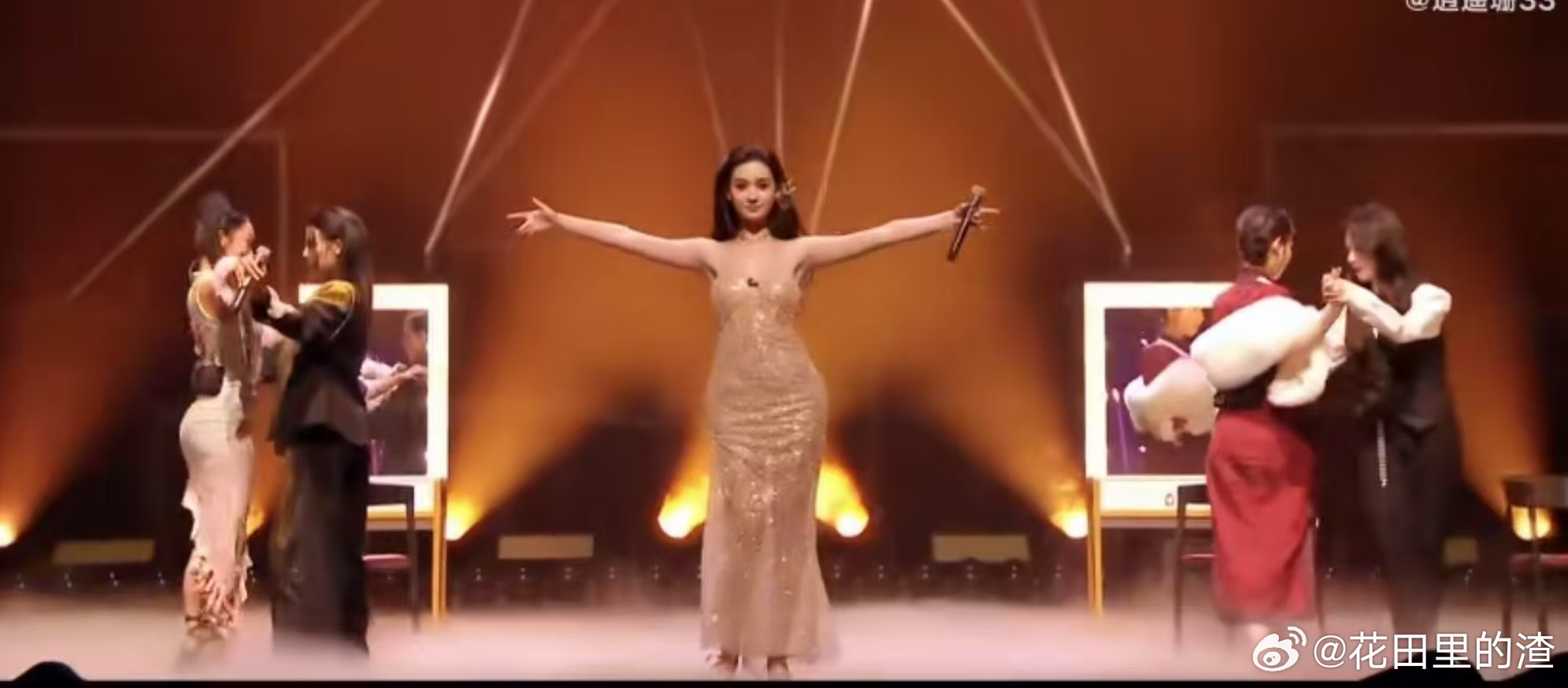 香奈儿一飙高音溢出屏幕的张力不愧是香奈儿，这一飙高音溢出屏幕的张力带给我们的冲击