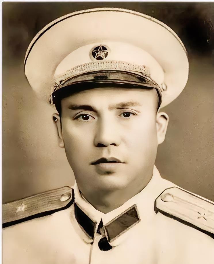 1947 年，四野一位师长娶了牺牲战友的遗孀。新婚夜，他没碰新娘，反而对着她提了