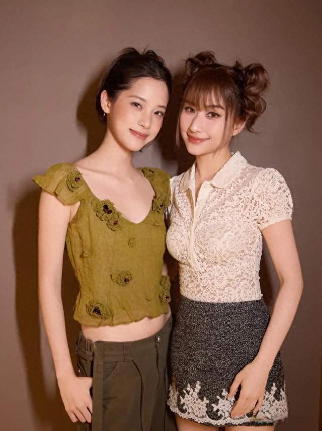 何超莲与欧阳娜娜同框照曝光！35岁赌王千金走可爱路线引热议