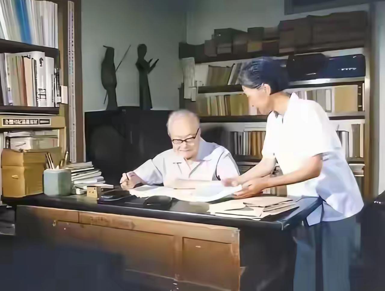 王铎：沈从文与张兆和在书房里