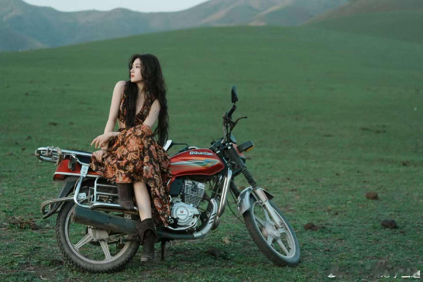 李兰迪机车大片李兰迪草原机车造型李兰迪演绎草原机车大片，风拂发丝气场全开，温柔与