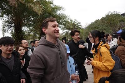 埃文·凯尔宣布定居中国 3月16日，“埃文凯尔官宣定居中国”冲上热搜。美国小伙埃