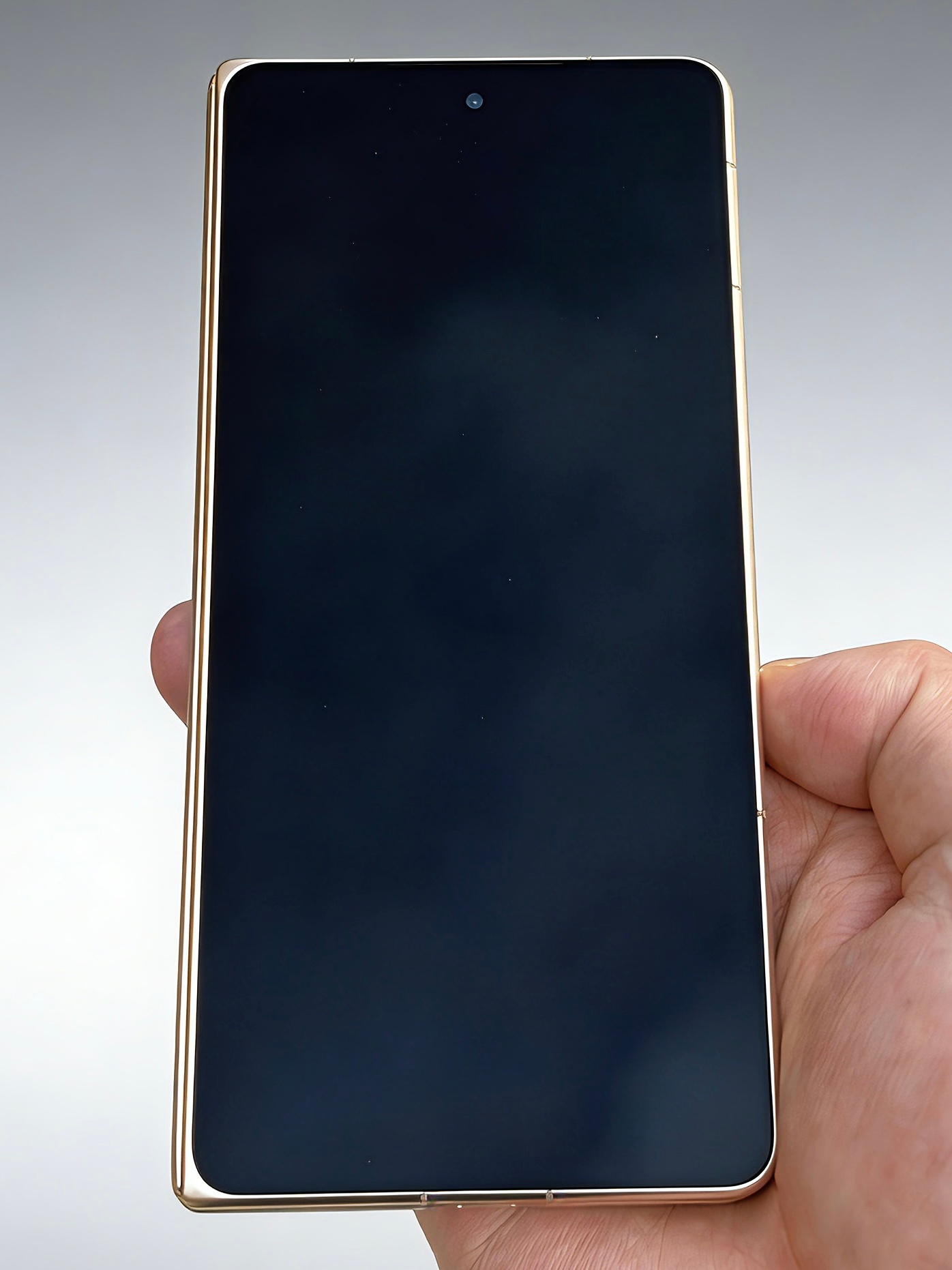 荣耀Magic V6到手了 ,有一说一，屏幕真有点东西。开箱后我发现这手机外屏没